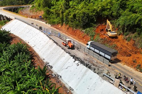 Cận cảnh cách xử lý điểm sụt lún dài 40m trên đèo Đại Ninh ở Lâm Đồng