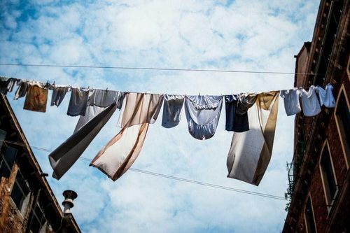 Vì sao nhiều nơi ở nước Mỹ cấm người dân phơi quần áo?
