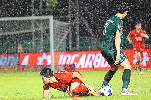 Không phạt thẻ đỏ cầu thủ đá xấu Đình Bắc, trọng tài FIFA nguy cơ bị 'treo còi'