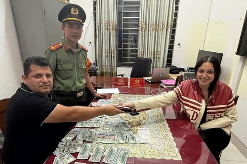Nhặt được chiếc ví chứa hàng nghìn USD, nữ du khách Ukraine giao nộp công an