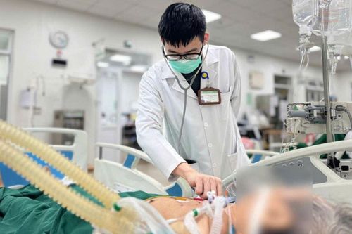 Sốt 38°C, bệnh nhân cúm A vẫn rơi vào suy hô hấp nặng, phải thở máy