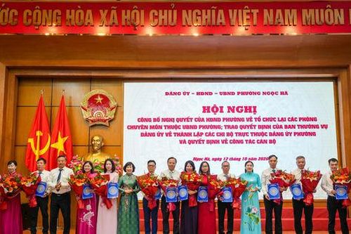 Phường Ngọc Hà kiện toàn tổ chức bộ máy, công bố các quyết định về công tác cán bộ