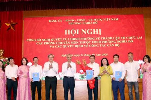 Phường Nghĩa Đô công bố quyết định thành lập, tổ chức lại các phòng chuyên môn