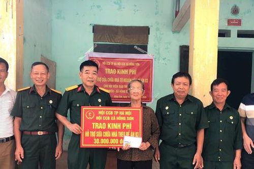 Hội Cựu chiến binh xã Hồng Sơn trao 30 triệu đồng hỗ trợ hội viên sửa chữa nhà