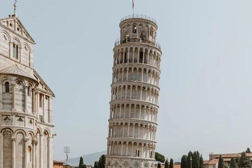 Vì sao tháp nghiêng Pisa không bị đổ?