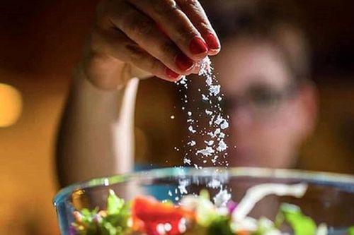 Bữa cơm gia đình có đủ món nhưng vẫn dễ thừa muối: 4 thói quen nấu ăn nên xem lại