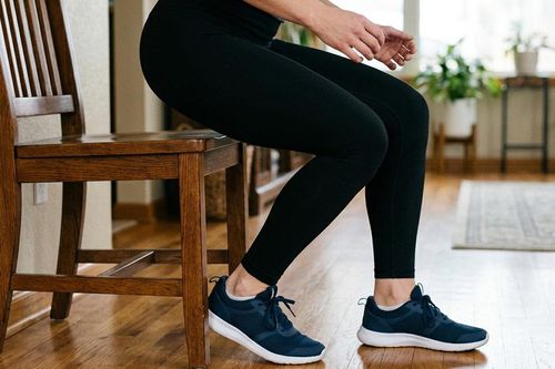 4 bài tập tại nhà giúp người trên 50 tuổi giữ cơ, hạn chế yếu chân theo tuổi tác