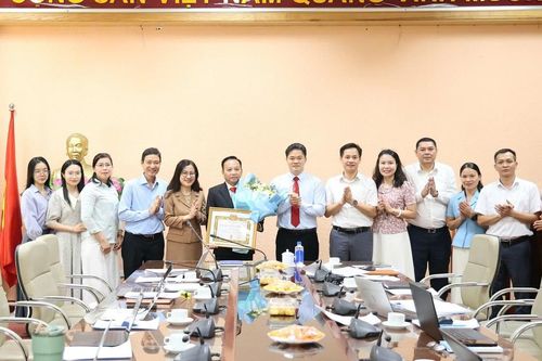 Bộ Y tế tổ chức trao Huy hiệu 35 năm tuổi Đảng cho đảng viên Chi bộ Vụ Bảo hiểm Y tế