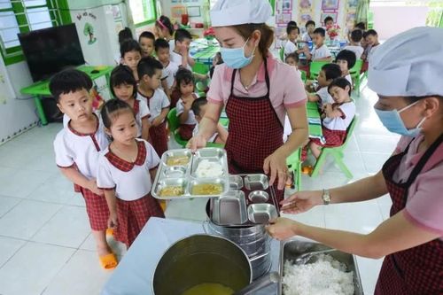 Cần sớm chuẩn hóa bữa ăn học đường vì sức khỏe học sinh