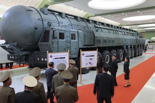 Ông Kim Jong-un cùng gia đình xem vũ khí hạt nhân chiến lược tại bảo tàng
