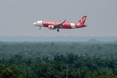 Cổ phiếu lao dốc hơn 70%, AirAsia nói không cần giải cứu