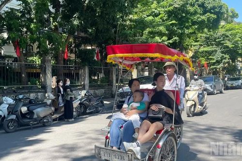 Thời tiết ngày 13/10: Bắc Bộ ngày nắng, Nam Bộ có mưa rào và dông
