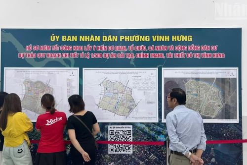 [Ảnh] Người dân phường Vĩnh Hưng tìm hiểu, đóng góp ý kiến về dự án tái thiết đô thị có tổng mức đầu tư gần 186.000 tỷ đồng