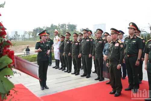 [Ảnh] Phó Thủ tướng Chính phủ, Bộ trưởng Quốc phòng Lào tham quan Bảo tàng Lịch sử Quân sự Việt Nam