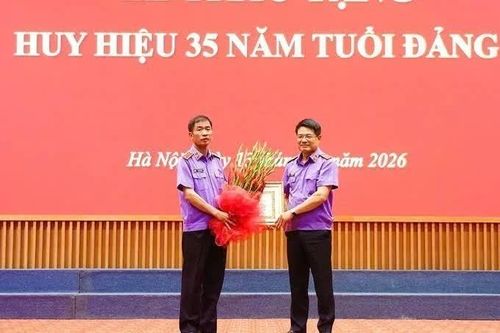 Trao tặng Huy hiệu 35 năm tuổi Đảng cho Phó Viện trưởng Viện Kiểm sát nhân dân tối cao