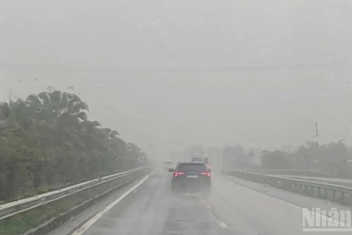 Cảnh báo mưa lớn cục bộ, lốc, sét mưa đá, gió giật ở khu vực thành phố Huế đến Đà Nẵng, Quảng Ngãi đến Đắk Lắk