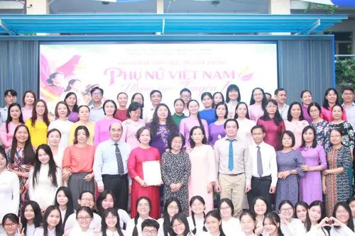 Gần 2.000 học sinh được nguyên Phó Chủ tịch nước Trương Mỹ Hoa truyền lửa