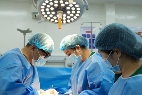 Bóc tách thành công khối u buồng trứng khổng lồ cho nữ Việt kiều