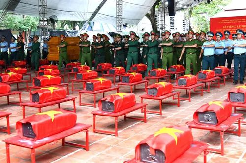 Lan tỏa lời tri ân bằng những nhành hoa trắng
