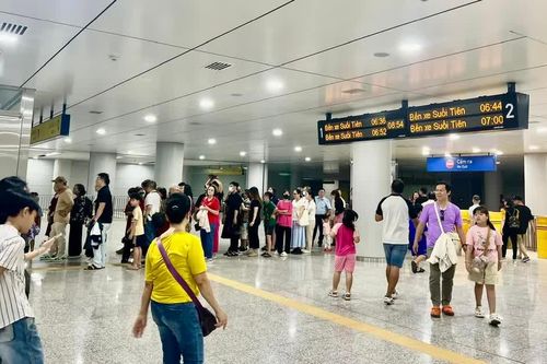 Ngày 14-10, Metro số 1 Bến Thành - Suối Tiên tăng chuyến phục vụ người dân tri ân liệt sĩ