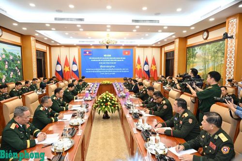 Đại tướng Phan Văn Giang hội đàm với Phó thủ tướng, Bộ trưởng Bộ Quốc phòng Lào