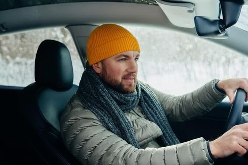 Hệ thống giải trí trên ô tô quá cũ, chủ xe nên làm gì?