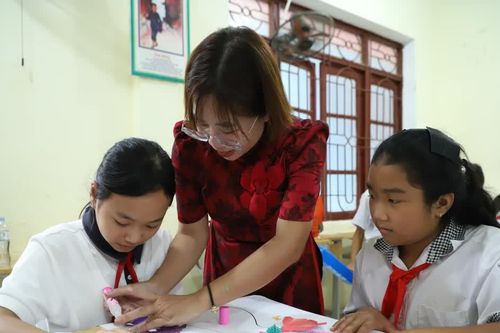 Sách giáo khoa, giáo viên, trường học vào diện giám sát của Ban Bí thư