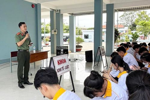 An Giang: Hơn 5.000 học sinh, sinh viên được hỗ trợ tích hợp giấy tờ và tuyên truyền tiện ích trên ứng dụng VneID