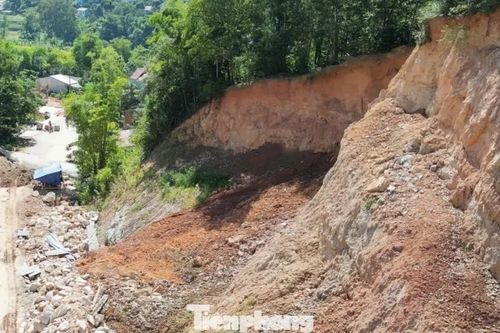 Đắp bờ rọ đá chống sạt lở tại đường tránh tỉnh Cao Bằng