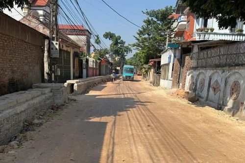 Hà Nội: Dở khóc dở cười bắc ván vào nhà vì cống thoát nước cao như 'tường thành'