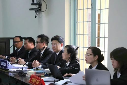 Xét xử vụ tai nạn làm chết nữ sinh ở Vĩnh Long: Tranh luận gay gắt việc không cấp cứu nạn nhân