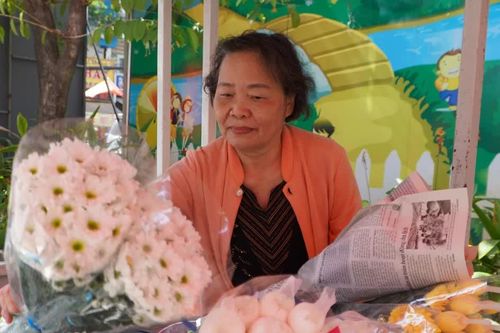 Người dân chuẩn bị hoa trắng tiễn đưa các liệt sĩ được quy tập tại Công viên Lê Thị Riêng