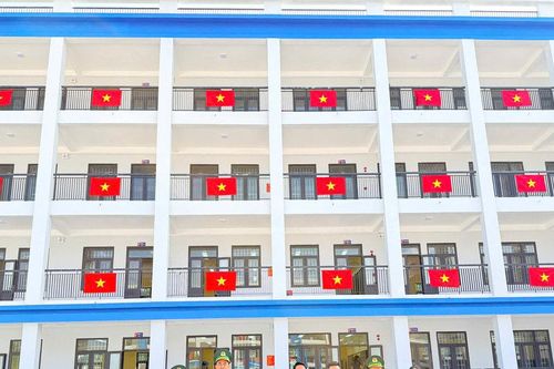 Lan tỏa tình yêu Tổ quốc từ những lá cờ nơi biên giới Quảng Ninh