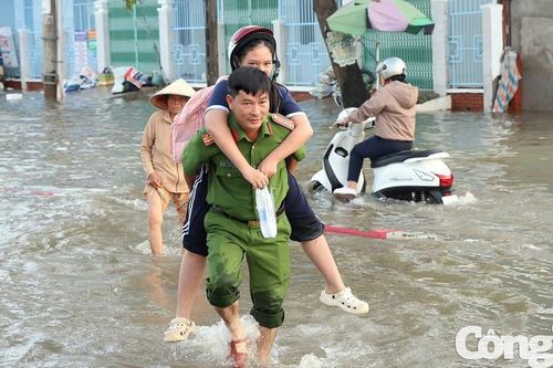 Triều cường và tình người Tây Đô giữa 'biển nước'