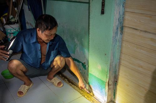 Cảnh tượng 'lạ' ở TPHCM: Người dân tự đào rãnh trong nhà để chống chọi mùa triều cường