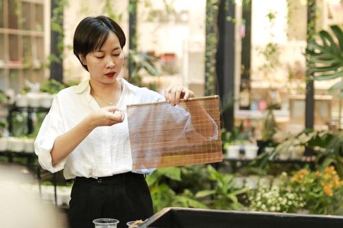 Cô gái Bắc Ninh bỏ việc thành phố về quê giữ nghề làm giấy dó