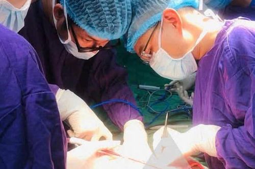 Người đàn ông mang khối u hiếm từ dấu hiệu 'sụt cân nhưng bụng ngày càng to'