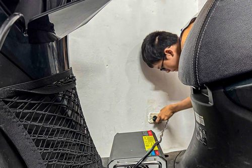 Có nên sạc xe máy điện tại ổ cắm điện trong nhà qua dây nối dài?