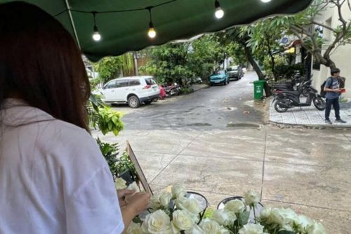 Người phụ nữ TPHCM chuẩn bị 100 cành hồng tiễn đưa 731 hài cốt liệt sĩ