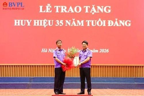 Trao Huy hiệu 35 năm tuổi Đảng tặng đồng chí Nguyễn Duy Giảng, Phó Viện trưởng VKSND tối cao