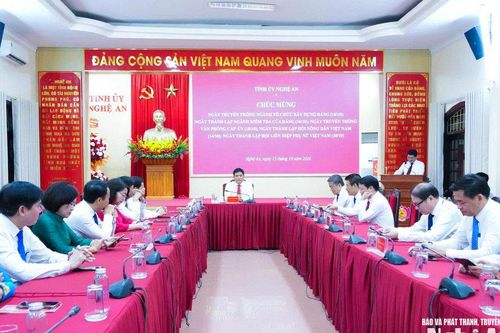 Thường trực Tỉnh uỷ gặp mặt, chúc mừng Ngày truyền thống các cơ quan chuyên trách tham mưu, giúp việc Tỉnh uỷ và Hội LHPN tỉnh, Hội Nông dân tỉnh