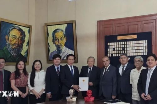 Đoàn đại biểu ĐCS Việt Nam thăm Peru, trao tặng sách của Tổng Bí thư, Chủ tịch nước Tô Lâm