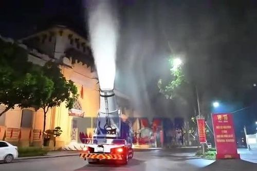 Bước vào cao điểm ô nhiễm không khí, Hà Nội thí điểm xe phun sương dập bụi