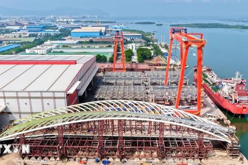Cấm luồng tạm thời trên sông Sài Gòn khi hợp long vòm thép chính cầu đi bộ