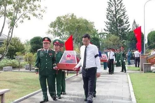 Truy điệu, an táng 14 hài cốt liệt sĩ tại Hội An