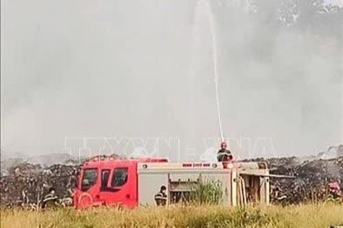 Phú Thọ tập trung xử lý điểm cháy âm ỉ tại bãi rác Núi Bông