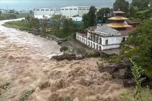 Lũ quét ở Nepal cuốn trôi hơn 200 ngôi nhà, hơn 100 du khách mắc kẹt