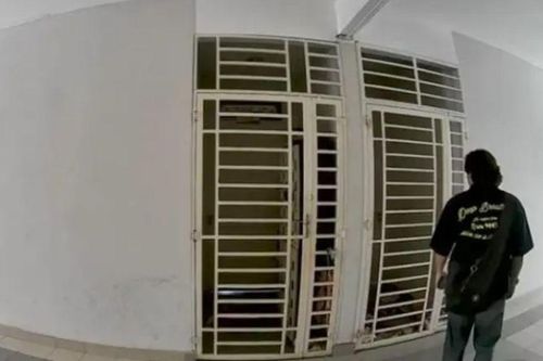 Giày bị kẻ lạ mặt cầm lên ngửi, cô gái báo Cảnh sát rồi ngỡ ngàng khi biết danh tính kẻ xấu