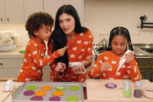 Người mẫu Kylie Jenner được khen ngợi vì cách dạy con