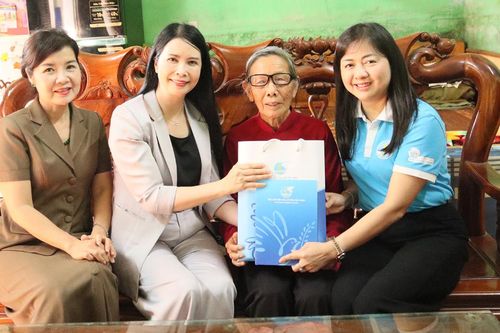Bắc Ninh: Thăm, tặng quà Mẹ Việt Nam Anh hùng và trẻ em có hoàn cảnh khó khăn